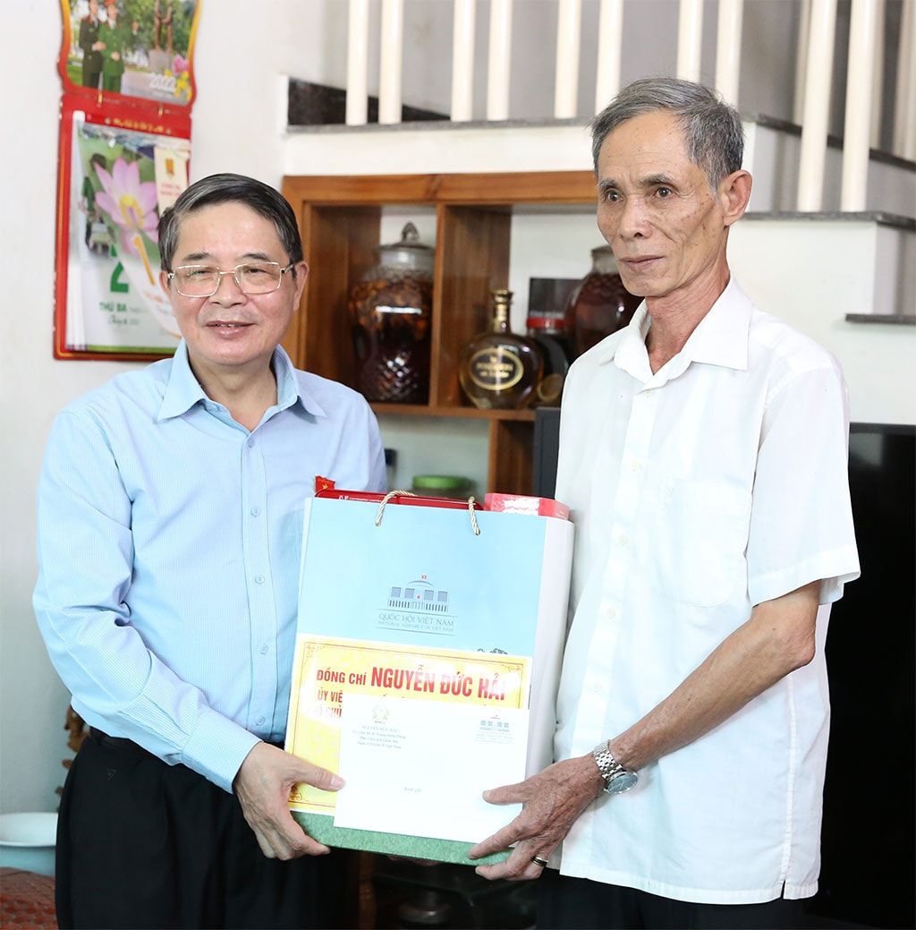 Phó Chủ tịch Quốc hội Nguyễn Đức Hải thăm, tặng quà người có công, cán bộ, chiến sĩ tại huyện đảo Cô Tô, Quảng Ninh -0