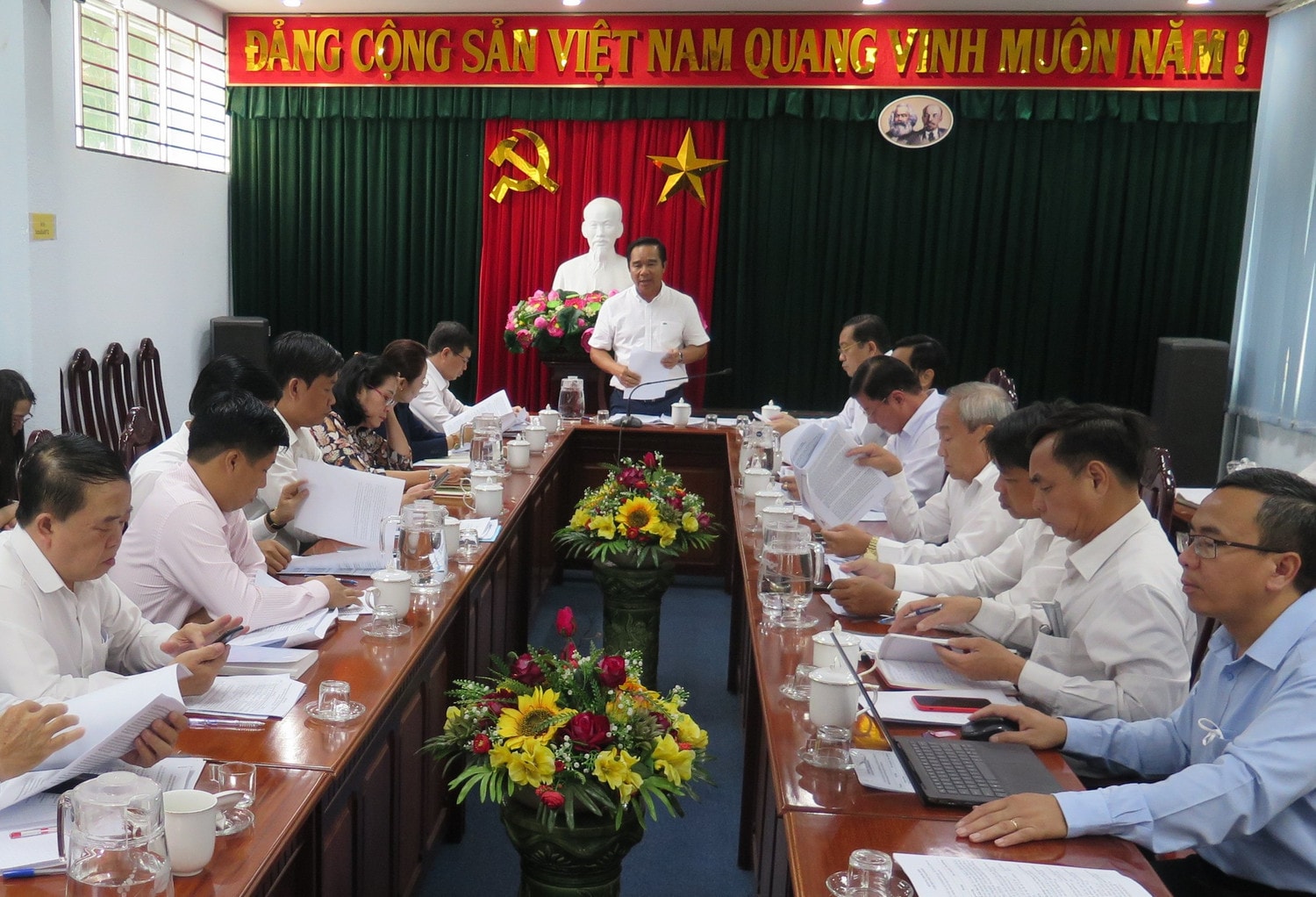  Khẩn trương đưa nghị quyết vào cuộc sống -0