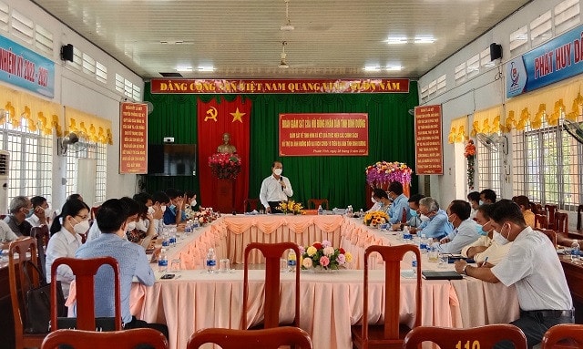 Đoàn giám sát HĐND tỉnh Bình Dương giám sát việc thực hiện các chính sách hỗ trợ do ảnh hưởng bởi đại dịch Covid-19 trên địa bàn thị trấn Phước Vĩnh, huyện Phú Giáo - ẢNH THANH MINH