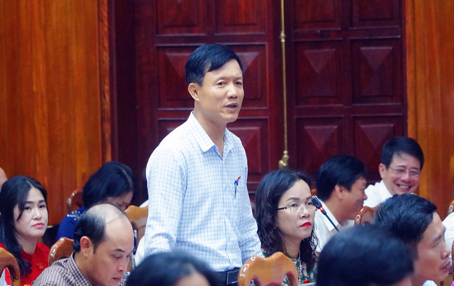 Đại biểu chất vấn tại kỳ họp - ảnh H. PHONG