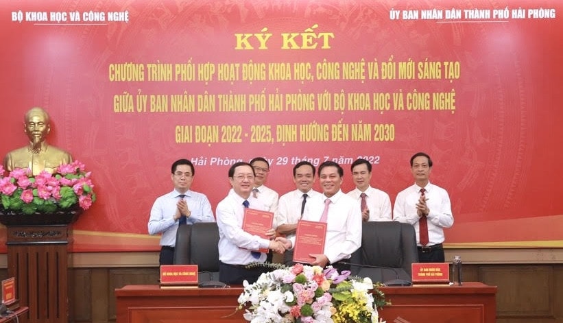 Bộ trưởng Huỳnh Thành Đạt và Chủ tịch UBND thành phố Hải Phòng Nguyễn Văn Tùng trao bản ký kết phối hợp