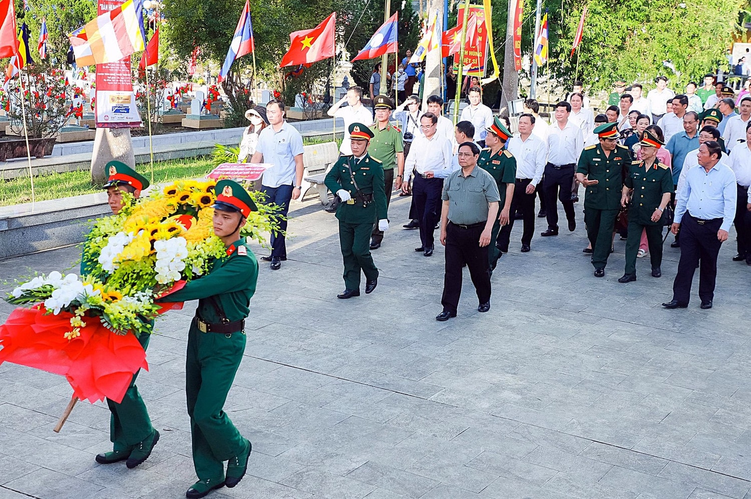 Đón tiếp chu đáo khách viếng thăm Nghĩa trang quốc tế Việt - Lào -0