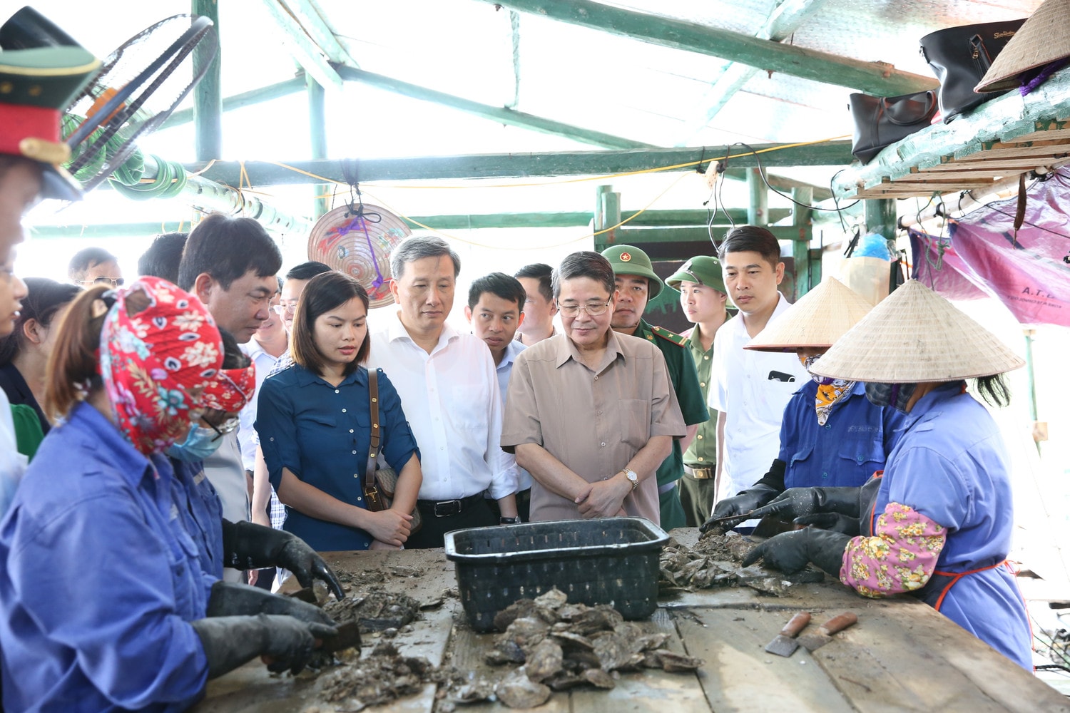 Phó Chủ tịch Quốc hội Nguyễn Đức Hải thăm mô hình nuôi cấy ngọc trai tại Vân Đồn, Quảng Ninh Ảnh: Thành Trung