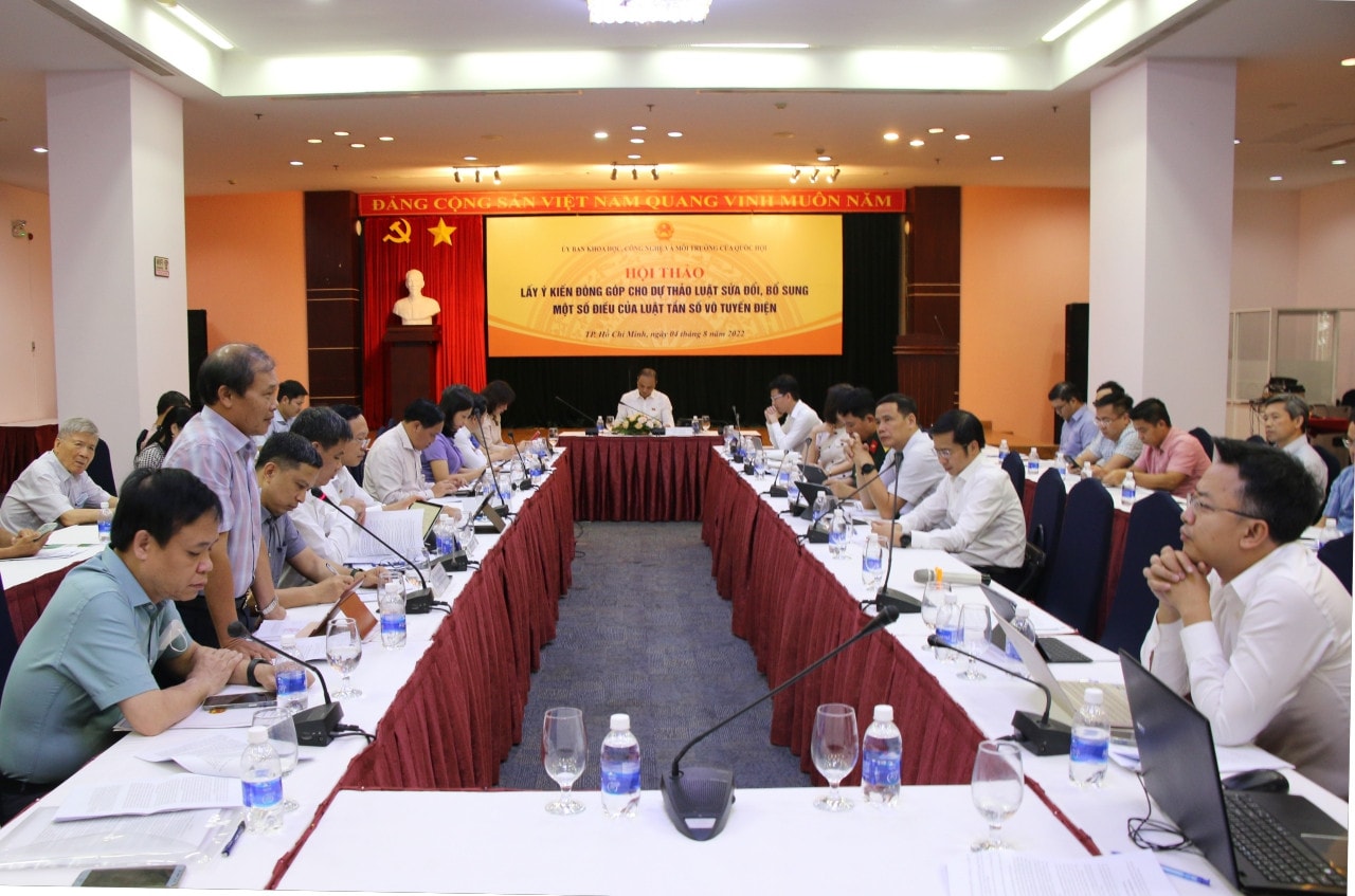 Các đại biểu thảo luận tại Hội thảo Tạo môi trường thuận lợi để sự dụng có hiểu quả tần số số vô tuyến điện -0