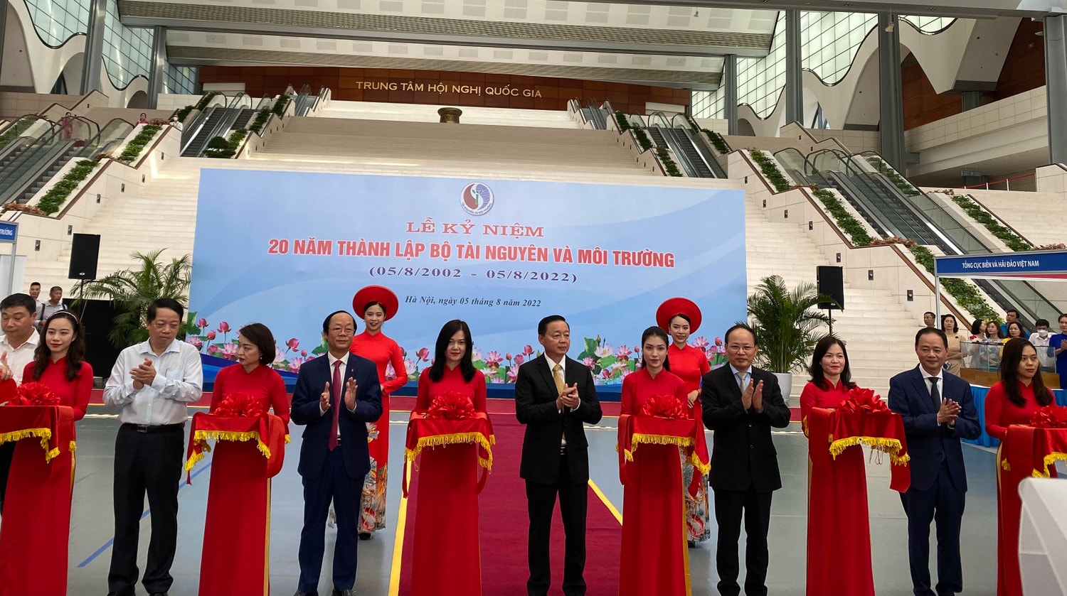 Bộ trưởng Bộ Tài nguyên và Môi trường Trần Hồng Hà cùng các đại biểu cắt băng khai trương Triển lãm thành tựu bảo vệ môi trường