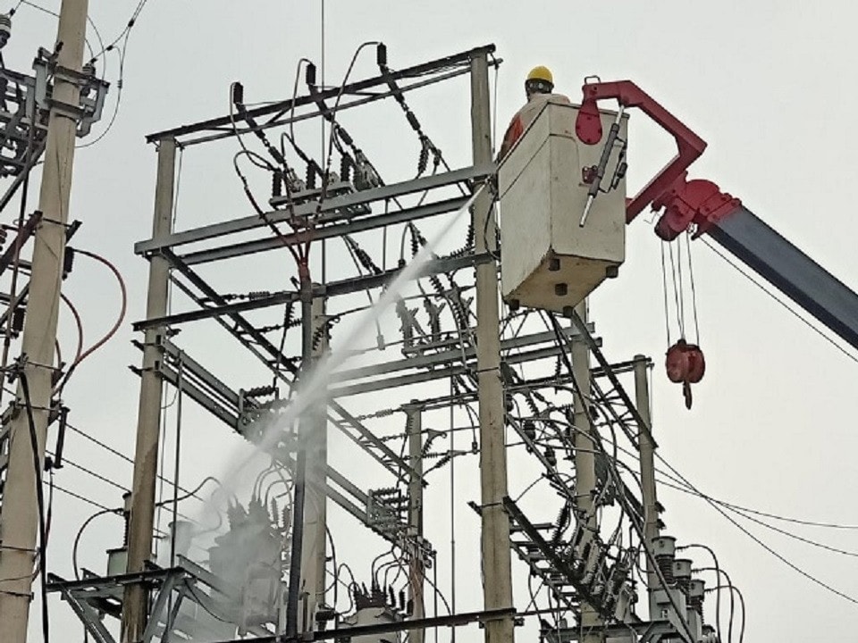 Công nhân tiến hành làm sạch lưới điện bằng công nghệ vệ sinh cách điện Hotline trên hệ thống lưới điện