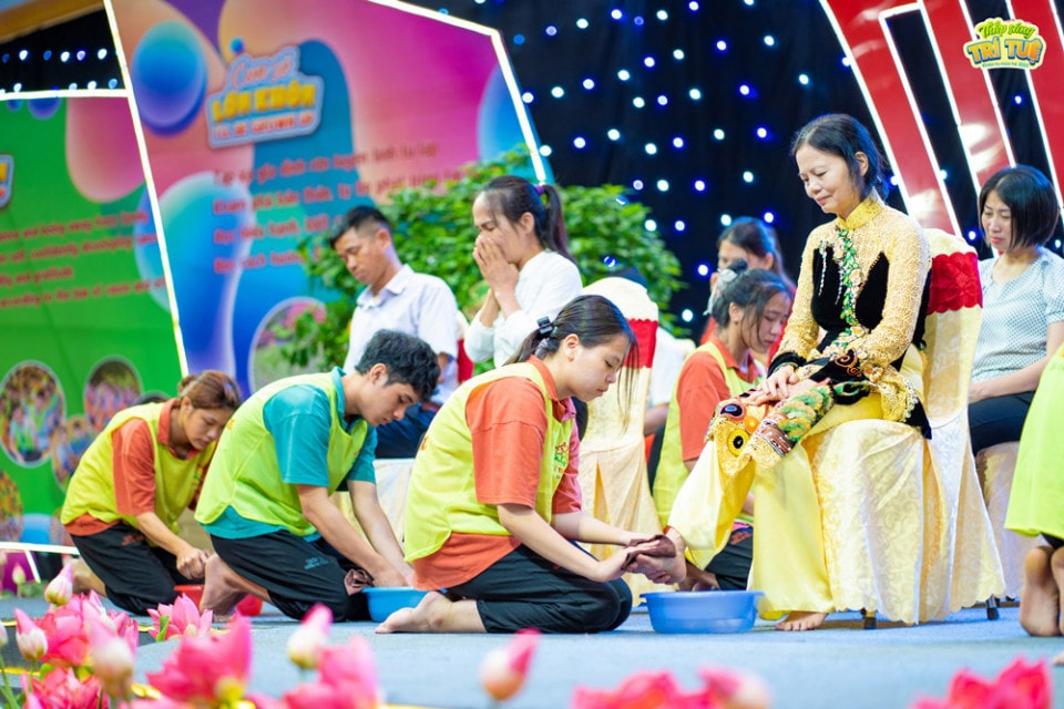 Hình ảnh xúc động tại lễ rửa chân cho cha mẹ tại Khóa tu mùa hè chùa Ba Vàng năm 2022 - TUẤN NGUYÊN