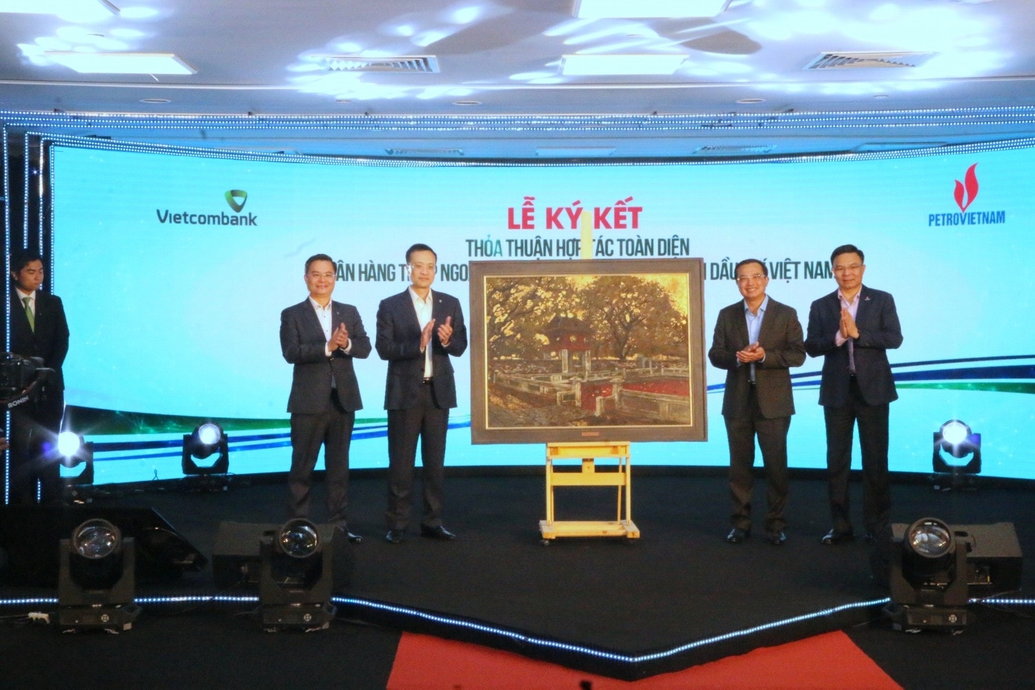 Petrovietnam và Vietcombank ký kết thỏa thuận hợp tác toàn diện -0