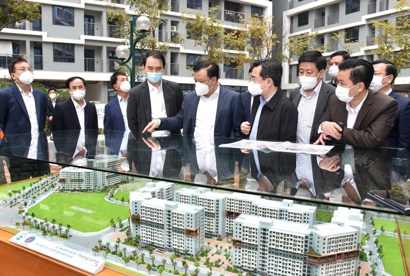 Bí thư Thành ủy Đinh Tiến Dũng, Bộ trưởng Bộ Xây dựng Nguyễn Thanh Nghị và Phó Chủ tịch UBNDTP Dương Đức Tuấn thăm, kiểm tra dự án nhà ở xã hội CT3, CT4 xã Kim Chung. Ảnh: HNM