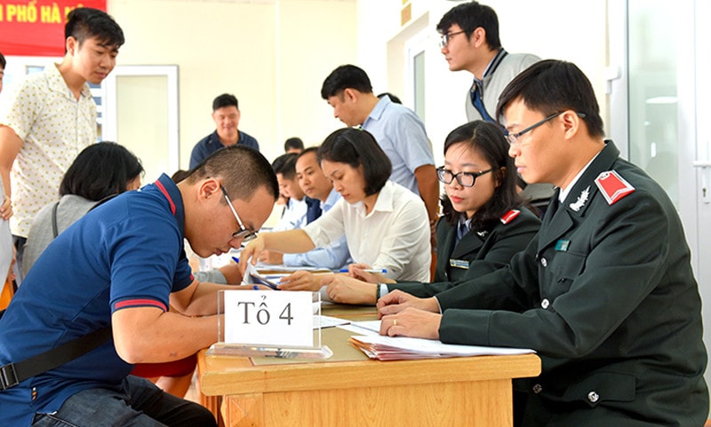 Các đơn vị sử dụng lao động ký biên bản công bố Quyết định thanh tra. Ảnh: BHXH Hà Nội