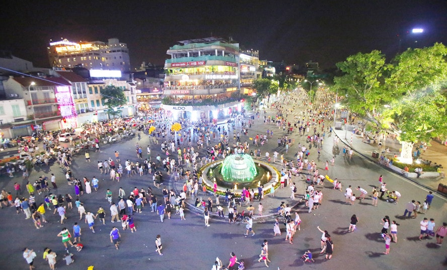 Không gian đi bộ khu vực hồ Hoàn Kiếm và phụ cận đã trở thành điểm đến hấp dẫn của người dân và du khách dịp cuối tuần Ảnh: ITN