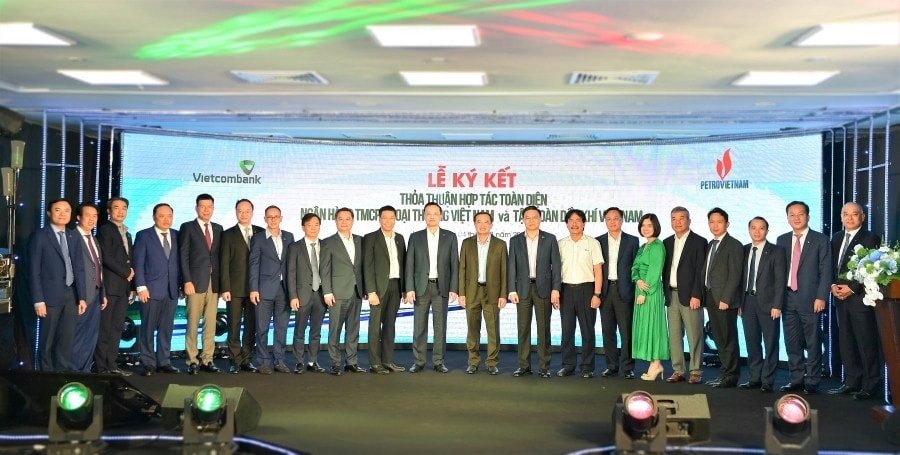 Petrovietnam và Vietcombank ký kết thỏa thuận hợp tác toàn diện -0