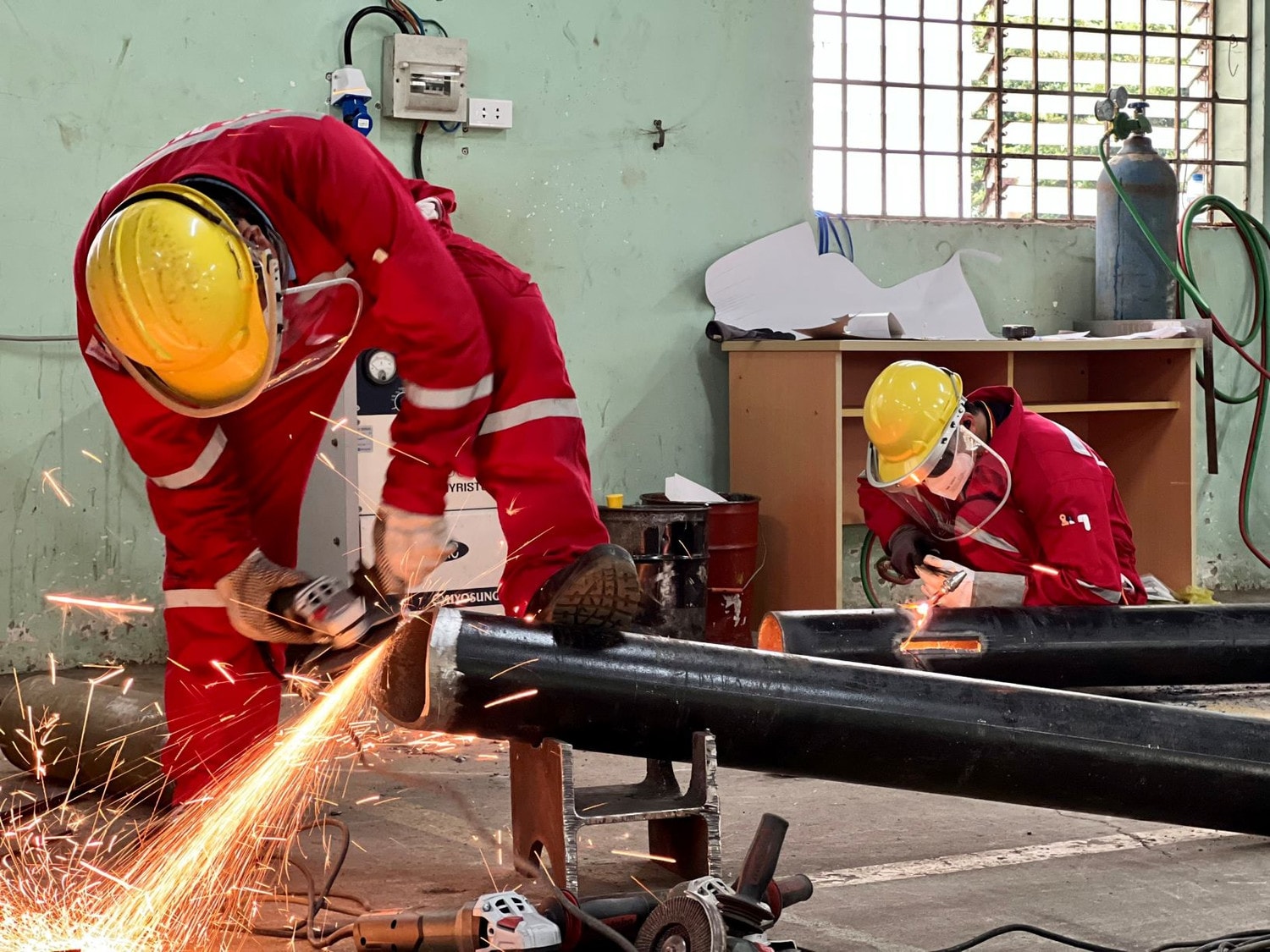 Phát huy sáng kiến, rèn luyện tay nghề -0