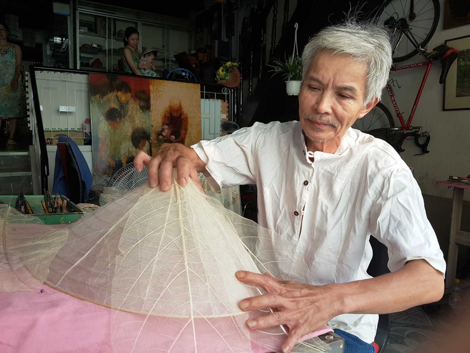 Ông Võ Ngọc Hùng dựng khung cho chiếc nón làm từ lá bàng rừng