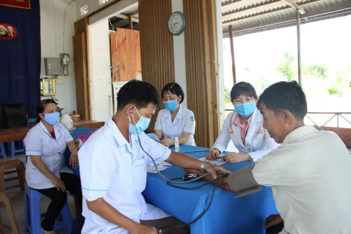 Các y, bác sĩ Hội Thầy thuốc trẻ An Giang khám bệnh, cấp; thuốc miễn phí cho nhân dân vùng sâu, vùng núi