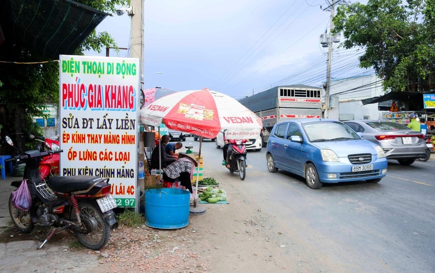 Người bán hàng lấn chiếm xuống lòng đường tiềm ẩn nguy cơ tai nạn giao thông. Nguồn: ITN