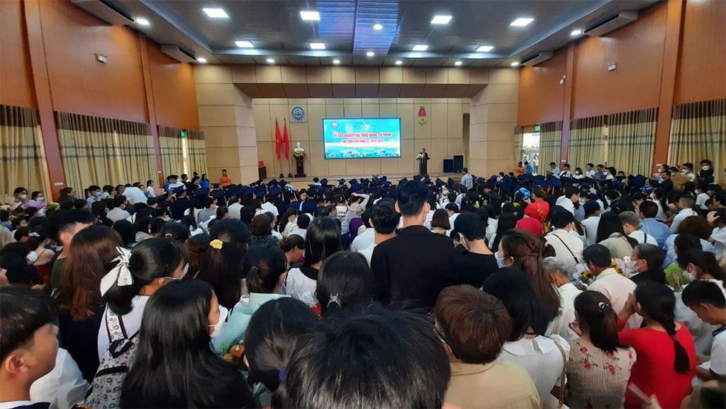 Trường ĐH Kinh tế - Đại Học Huế trao bằng tốt nghiệp cho hơn 500 tân cử nhân năm 2022 -2