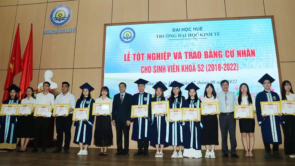 Trường ĐH Kinh tế - Đại Học Huế trao bằng tốt nghiệp cho hơn 500 tân cử nhân năm 2022 -0