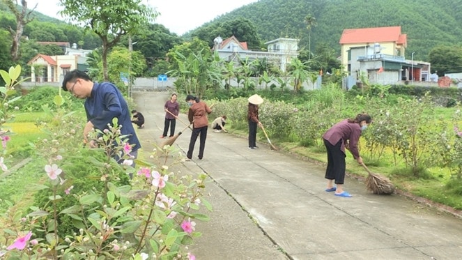 Phong trào bảo vệ môi trường nông thôn ngày càng lan tỏa rộng rãi trong cộng đồng - ảnh: L. NAM
