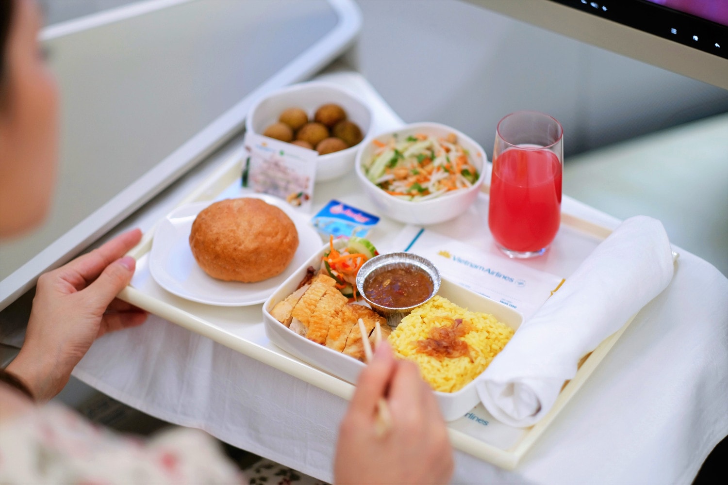 Hành khách thưởng thức món ăn mới trên chuyến bay Hành khách Vietnam Airlines thưởng thức “bản giao hưởng ẩm thực” mới -0
