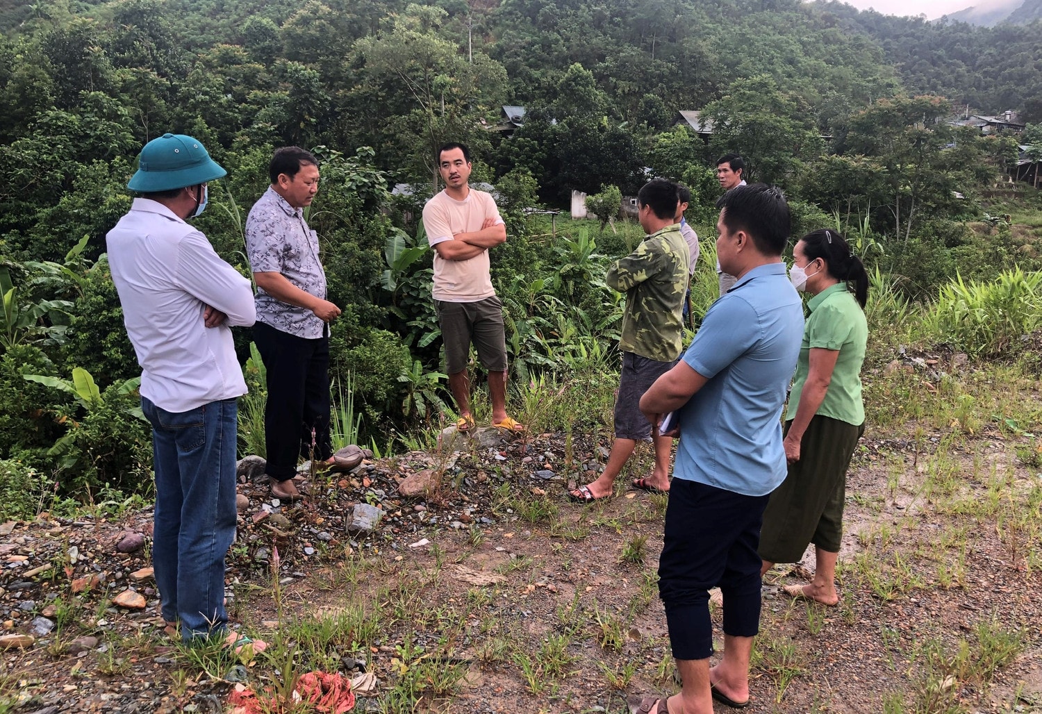 Thường trực HĐND tỉnh Lai Châu gặp gỡ, nghe phản ảnh của các hộ dân bản Pắc Ma, xã Mường Tè, huyện Mường Tè bị ảnh hưởng do thi công dự án Thủy Điện Pắc Ma - ẢNH V. THẠCH