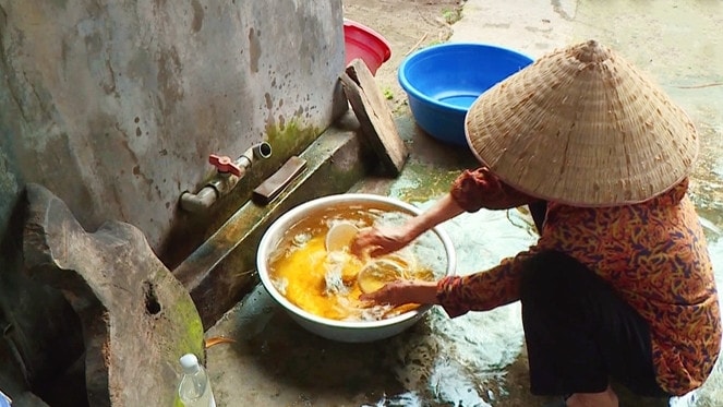 Bà con chưa có hệ thống nước sạch, nguồn nước bị nhiễm phèn - ảnh T.HUYỀN