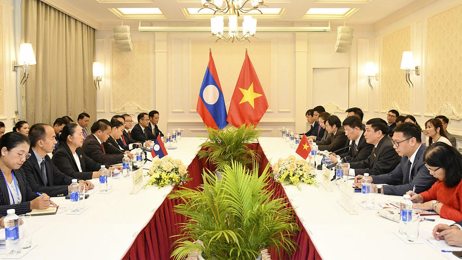 Tổng Thư ký Quốc hội, Chủ nhiệm Văn phòng Quốc hội Bùi Văn Cường hội đàm với Tổng Thư ký Quốc hội Lào -1