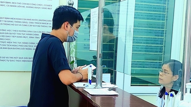 Người dân phường Phạm Đình Hổ (Hai Bà Trưng, Hà Nội) đang được hướng dẫn thủ tục đăng ký hộ tịch trực tuyến