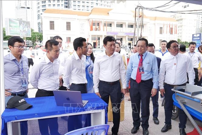 Thứ trưởng Bộ Khoa học và Công nghệ Trần Văn Tùng và các đại biểu thăm quan khu trưng bày các sản phẩm KHCN 