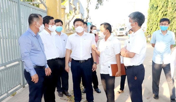 Đoàn giám sát HĐND tỉnh Đồng Nai giám sát dự án có thu hồi đất để làm đường giao thông tại Huyện Long Thành. Ảnh - Hương Giang