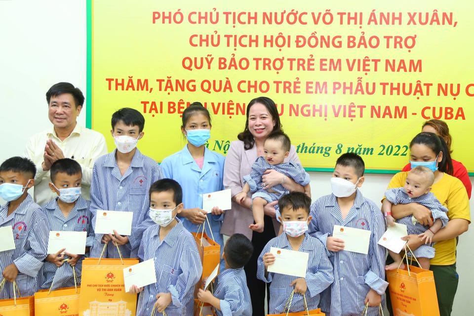 Phó Chủ tịch Nước Võ Thị Ánh Xuân thăm và tặng quà cho trẻ em đang điều trị tại bệnh viện -0