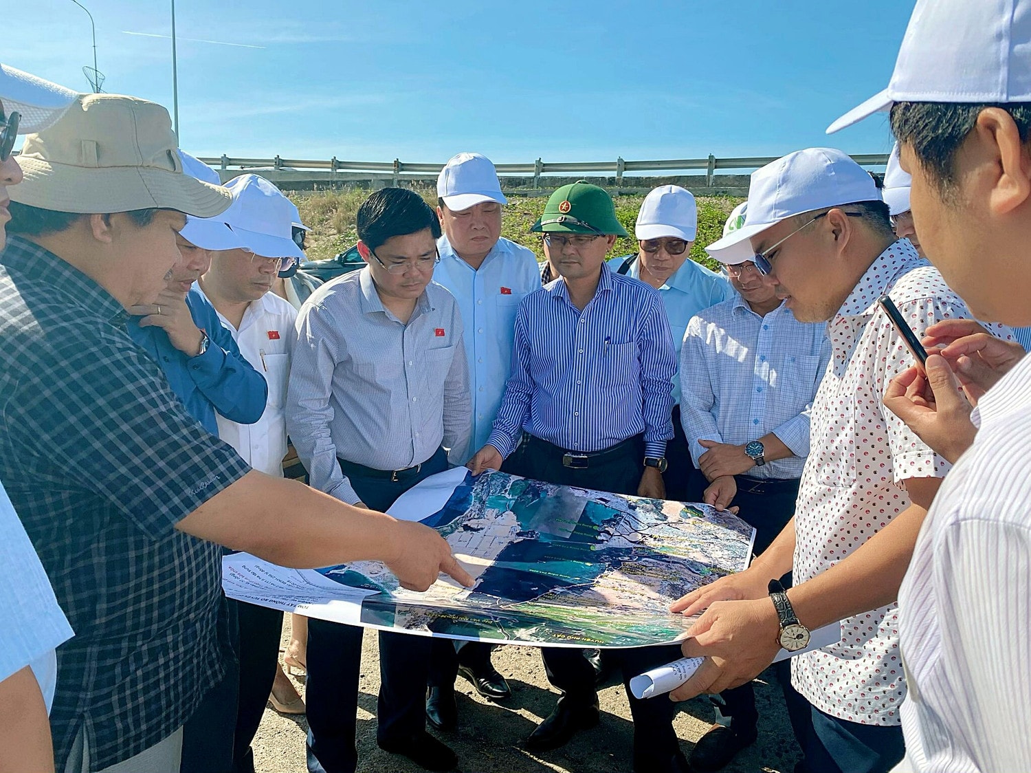 Đoàn khảo sát thực tế dự án Nâng cấp hệ thống đê Đông và trồng rừng ngập mặn Ủy ban Khoa học, Công nghệ và Môi trường giám sát về ứng phó với biến đổi khí hậu tại Bình Định -0