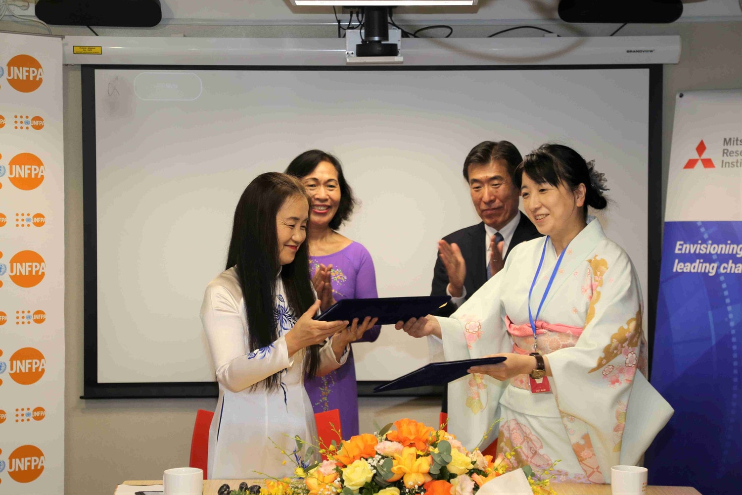 Quỹ Dân số Liên Hợp Quốc (UNFPA) tại Việt Nam Naomi Kitahara và Viện Nghiên cứu Mitsubishi (MRI) ký thỏa thuận quan hệ đối tác mới Hợp tác thúc đẩy quyền của người cao tuổi tại Việt Nam -1