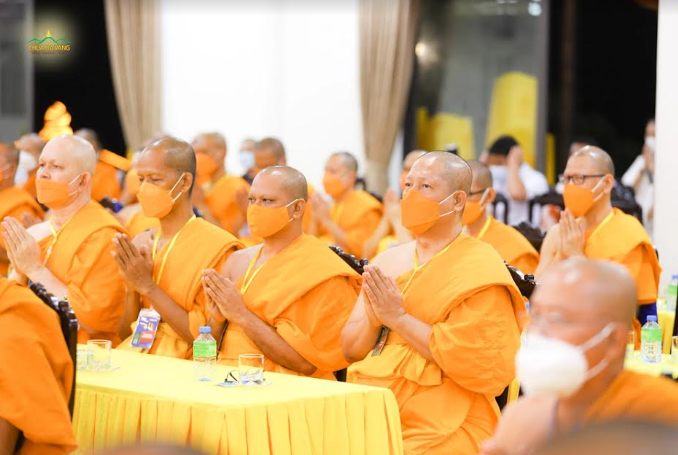 Chư Tăng, Phật tử nước ngoài cúng dường chùa Ba Vàng -  những điều đặc biệt -0