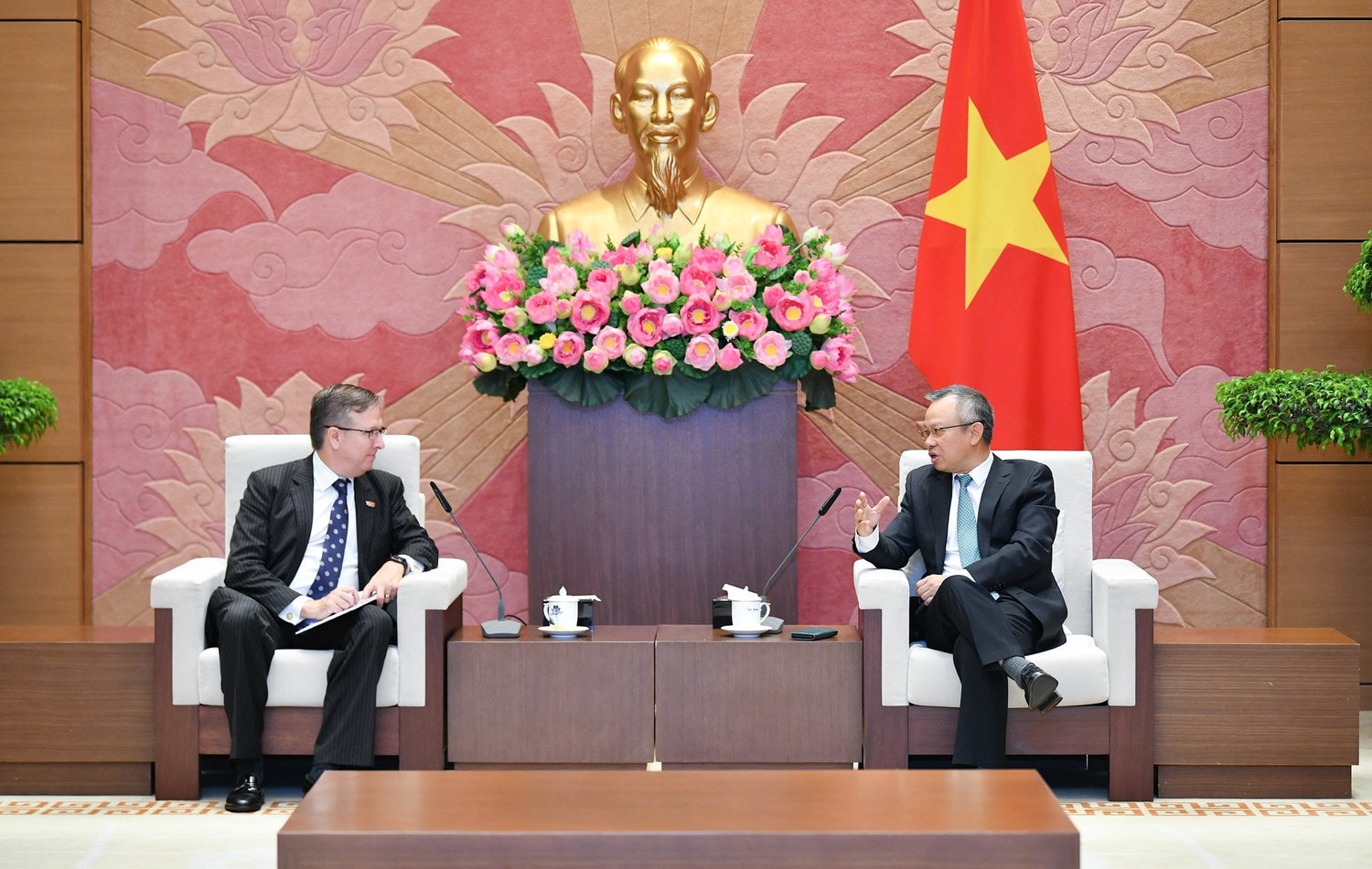 Phó Chủ nhiệm Ủy ban Đối ngoại Nguyễn Mạnh Tiến tiếp Chủ tịch Boeing Đông Nam Á Alexander Feldman - ảnh: T.Chi 