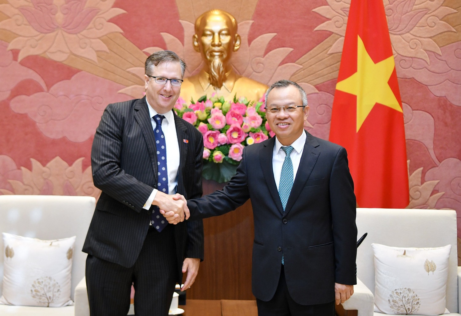 Phó Chủ nhiệm Ủy ban Đối ngoại Nguyễn Mạnh Tiến bắt tay Chủ tịch Boeing Đông Nam Á Alexander Feldman - ảnh: T.Chi