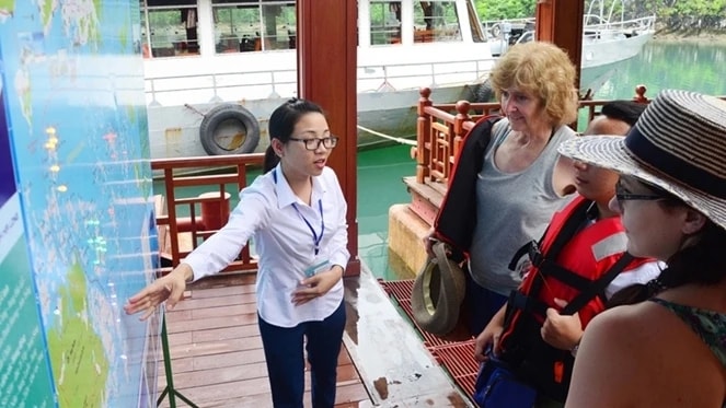 Du khách quốc tế tham quan Trung tâm văn hóa nổi Cửa Vạn trên Vịnh Hạ Long - ảnh: Q.M.G
