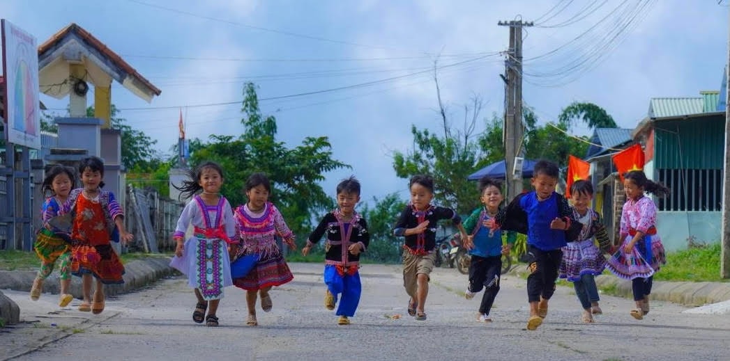 Thầy trò vùng cao tưng bừng chuẩn bị năm học mới -0