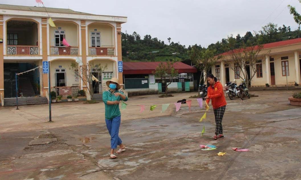 Thầy trò vùng cao tưng bừng chuẩn bị năm học mới -0