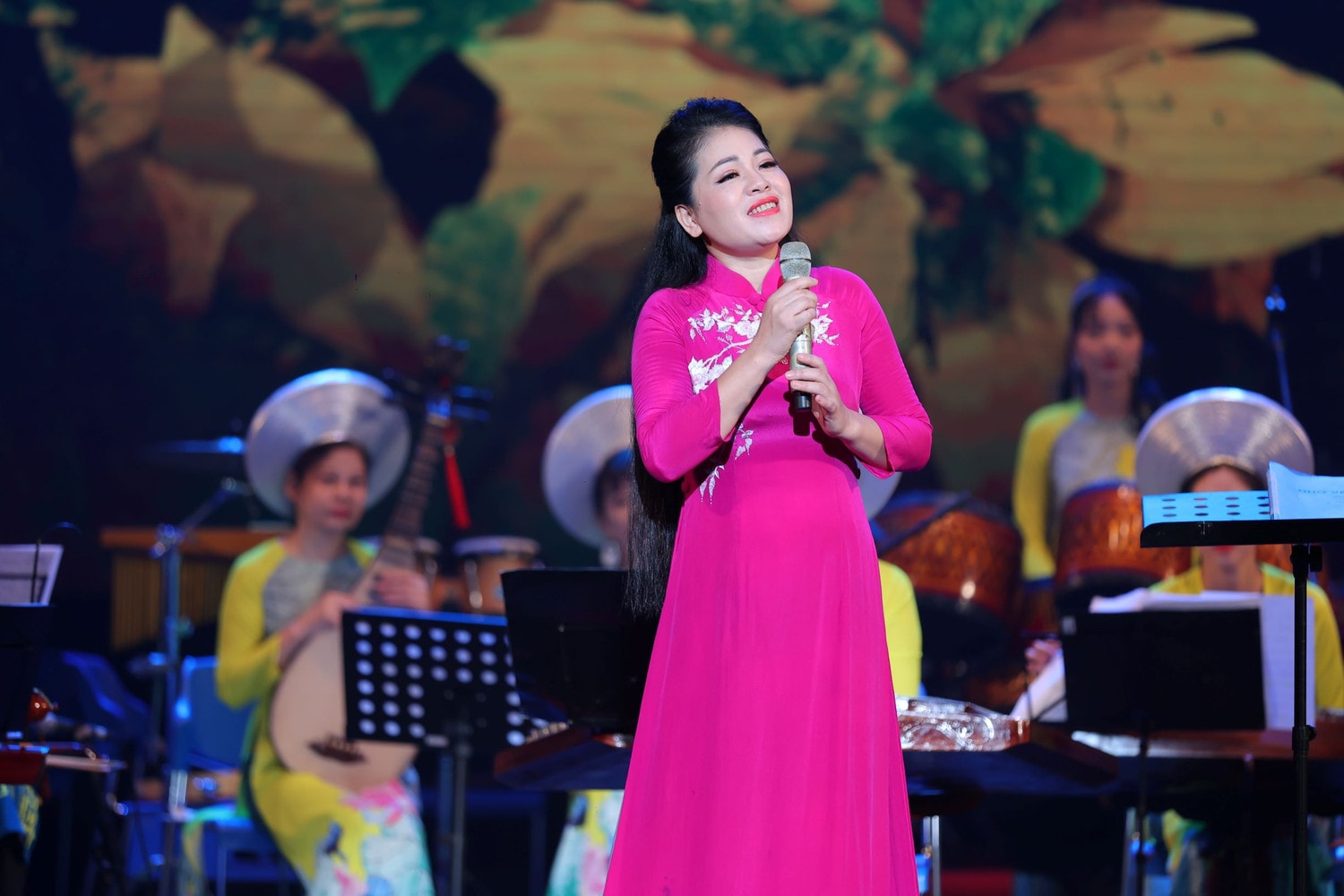 Ca khúc "Mẹ yêu con" với đàn tranh, do ca sĩ Anh Thơ thể hiện Phát huy giá trị truyền thống của nền âm nhạc Việt Nam -0