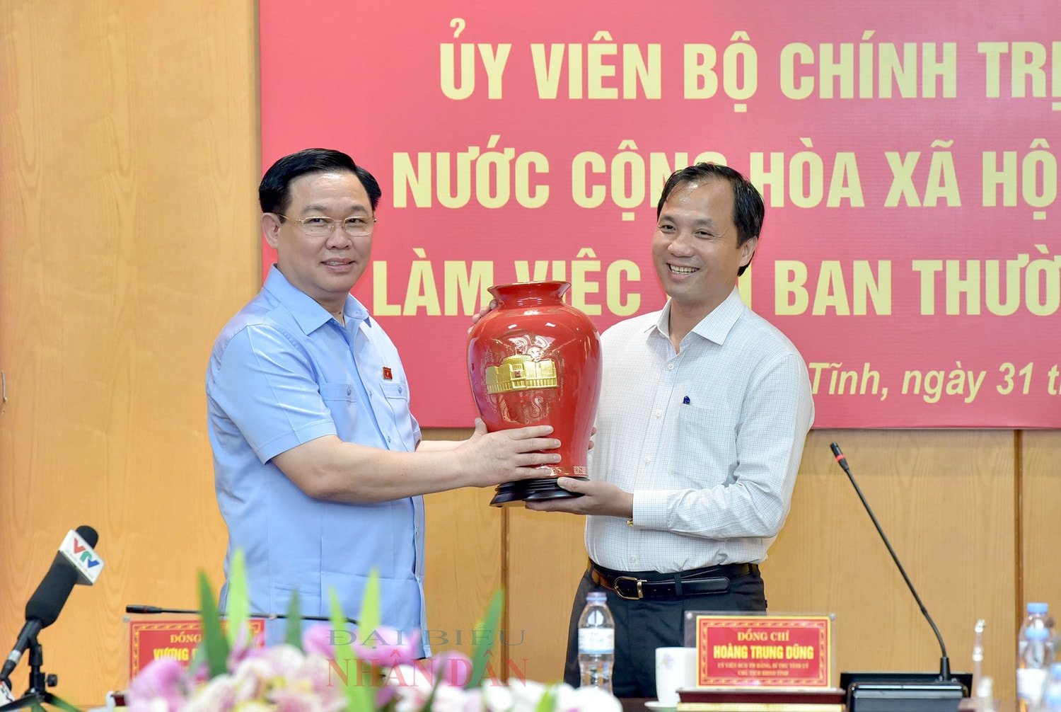 Chủ tịch Quốc hội Vương Đình Huệ làm việc với Ban Thường vụ Tỉnh ủy Hà Tĩnh -0