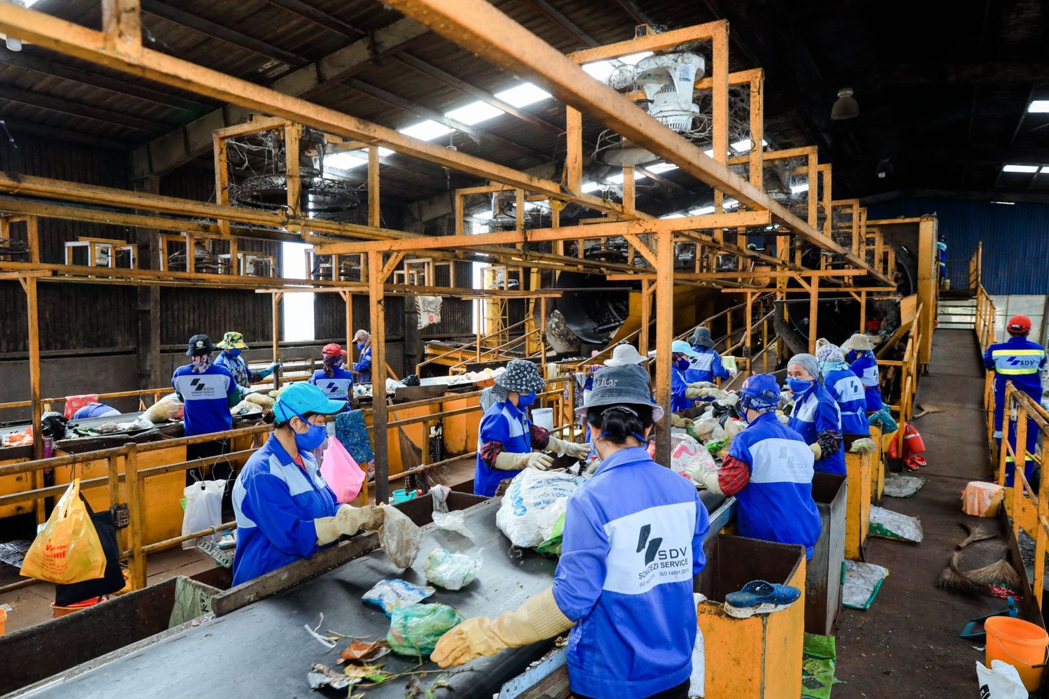 Công nhân Khu xử lý chất thải Quang Trung đang phân loại chất thải rắn sinh hoạt. Nguồn: Sonadezi.com.vn