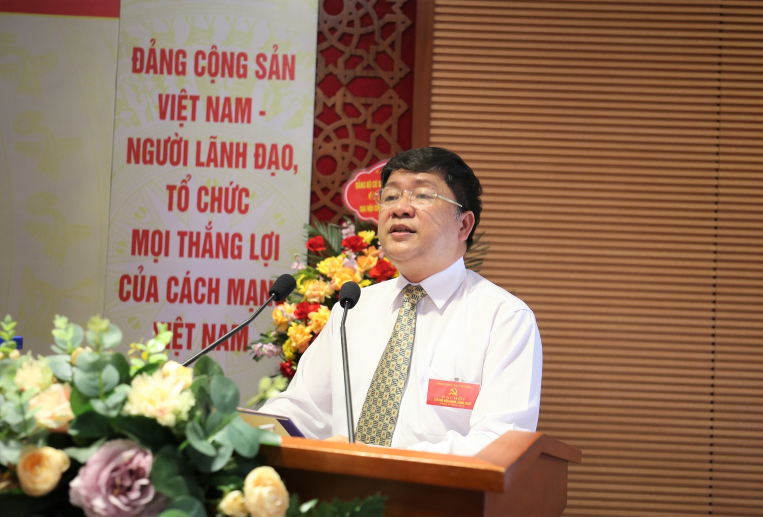 Bí thư Chi bộ Văn hóa, Giáo dục nhiệm kỳ 2020 - 2022 Tạ Văn Hạ báo cáo tại Đại hội