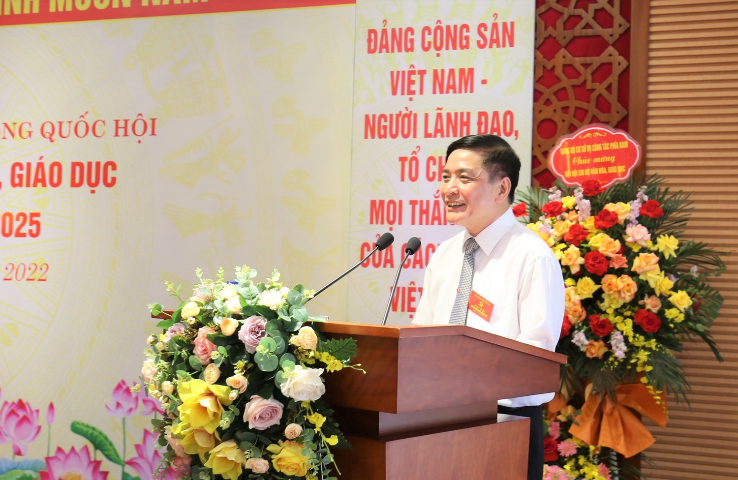Tổng Thư ký Quốc hội, Bí thư Đảng ủy cơ quan Văn phòng Quốc hội, Chủ nhiệm Văn phòng Quốc hội Bùi Văn Cường phát biểu tại Đại hội