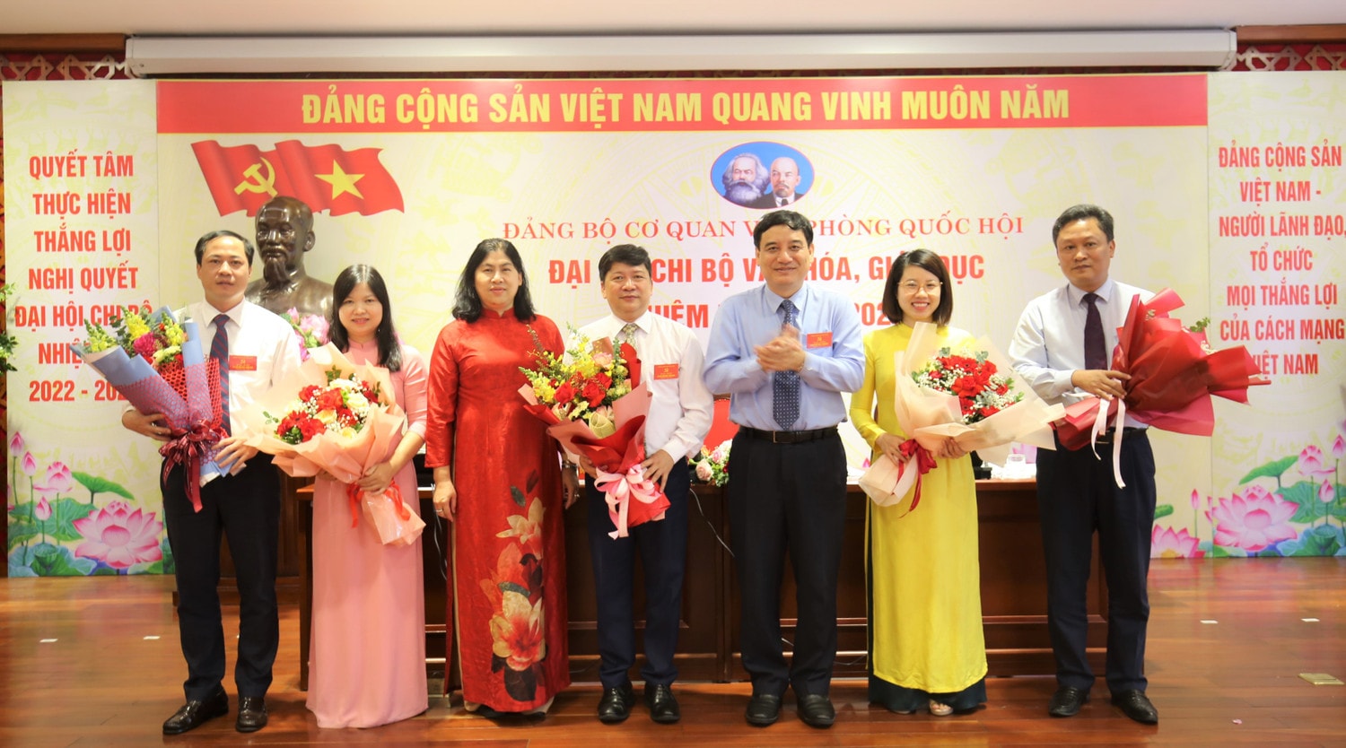 Chủ nhiệm Ủy ban Văn hóa, Giáo dục Nguyễn Đắc Vinh và Phó Bí thư Thường trực Đảng ủy cơ quan Văn phòng Quốc hội Trịnh Giáng Hương chúc mừng Chi ủy mới