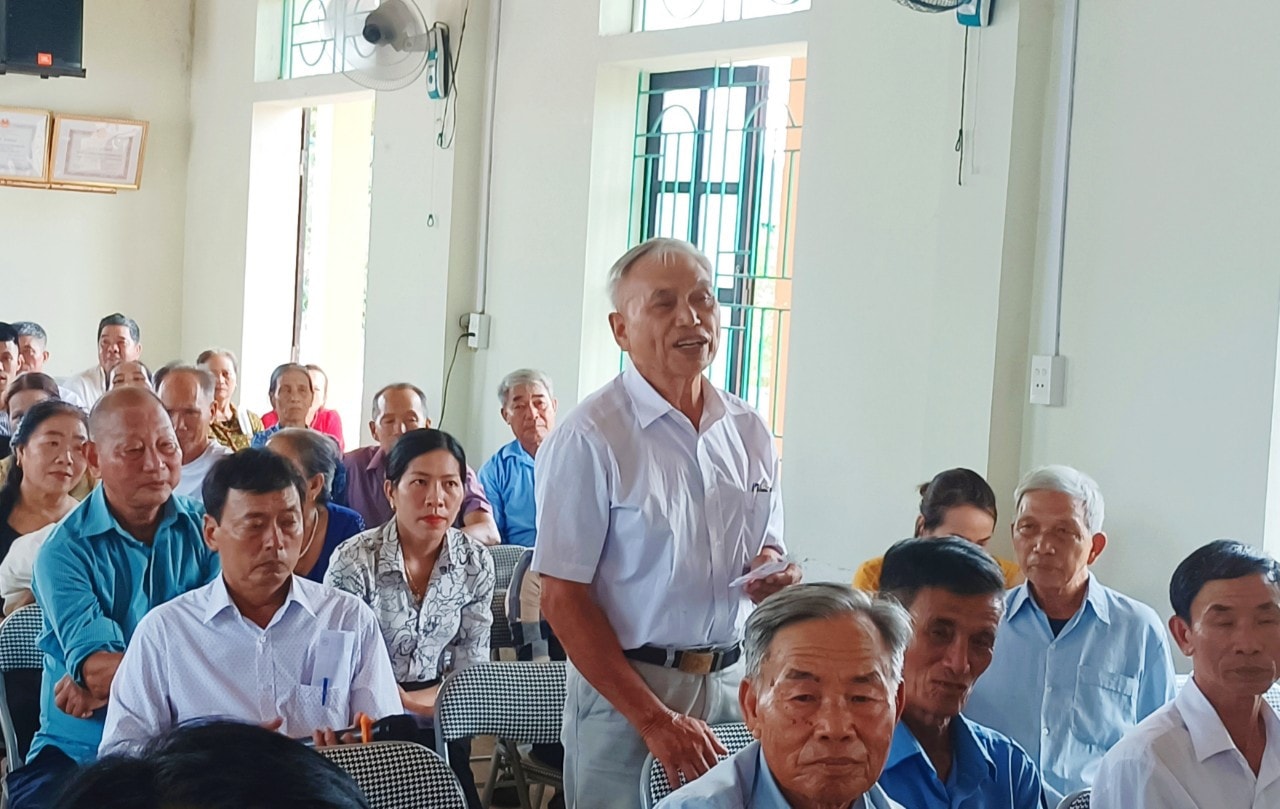 Cử tri Thị xã Hồng Lĩnh, Hà Tĩnh kiến nghị hỗ trợ kinh phí cho các chi đoàn, chi hội hàng tháng để bảo đảm hoạt động và phong trào quần chúng- ảnh BÌNH NGUYÊN
