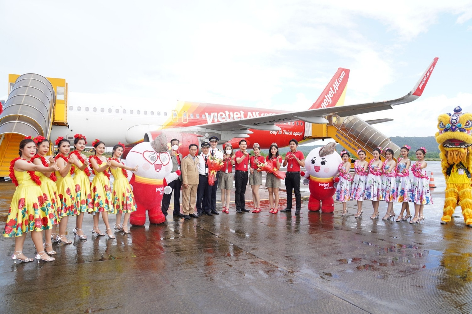 Các đại biểu chúc mừng, chụp ảnh lưu niệm tại sân bay Phú Quốc