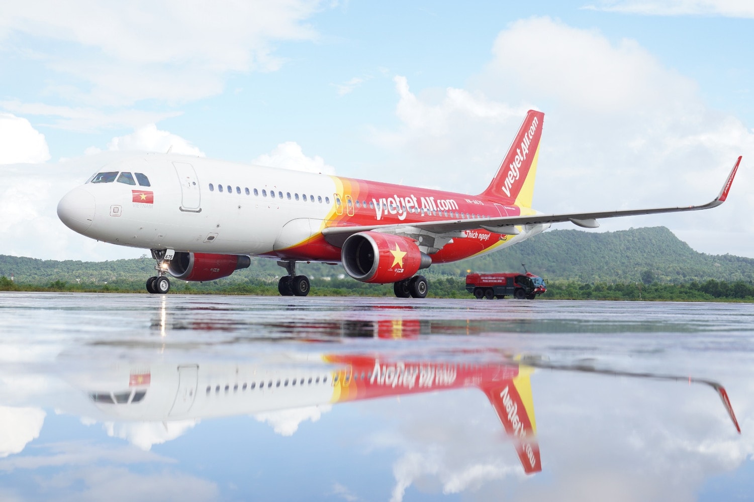 Nghi thức vòi rồng đón chào chuyến bay Vietjet kết nối Phú Quốc với New Delhi, Mumbai (Ấn Độ) sáng ngày 9.9 