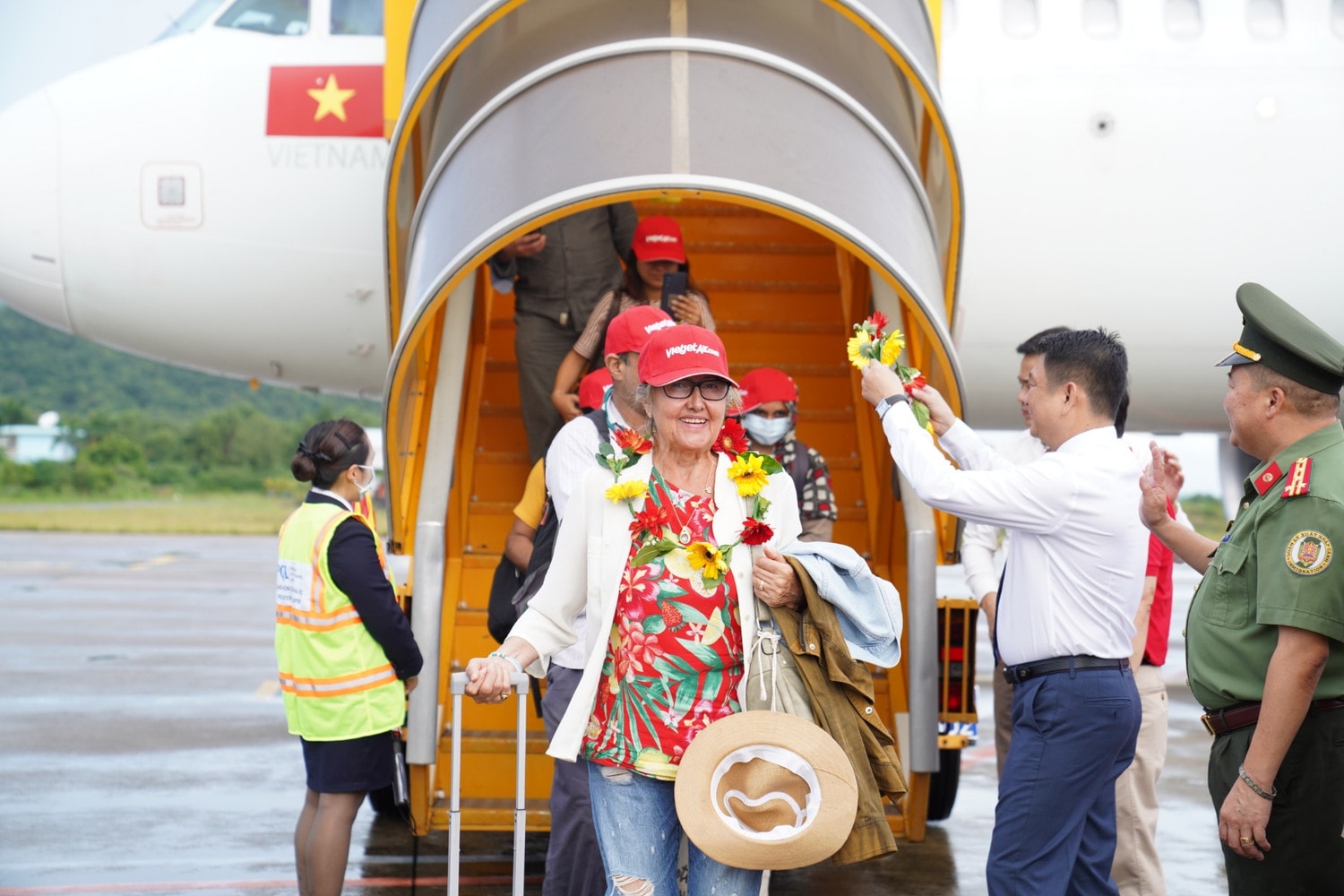 Đại diện Lãnh đạo tỉnh Kiên Giang, Vietjet tặng hoa du khách trên chuyến bay từ Ấn Độ tới với Phú Quốc