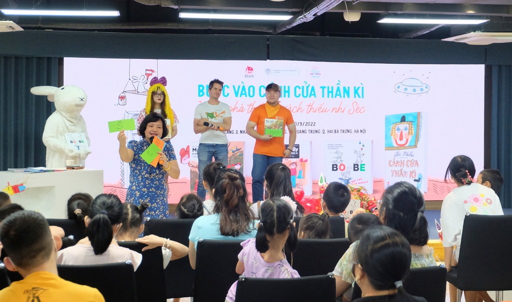 Nhà thơ Thụy Anh dẫn dắt các bạn nhỏ bước vào thế giới thần kì qua sáng tạo của các nhà văn Czech Bước vào Cánh cửa thần kì từ trang sách -0